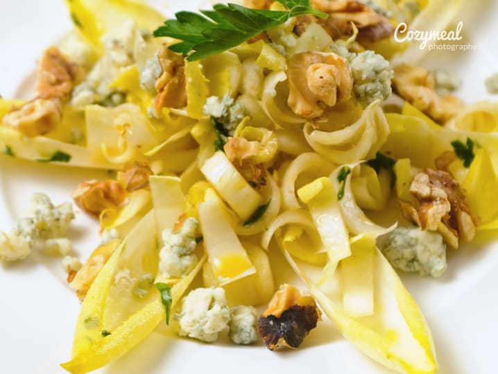 salad with gorgonzola and wallnuts