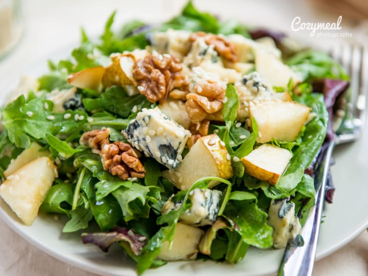 salad with pear and roquefort