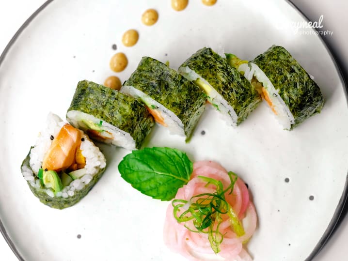 salmon and avocado sushi rolls