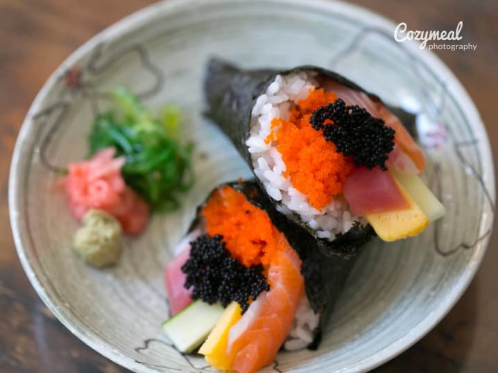 salmon temaki roll