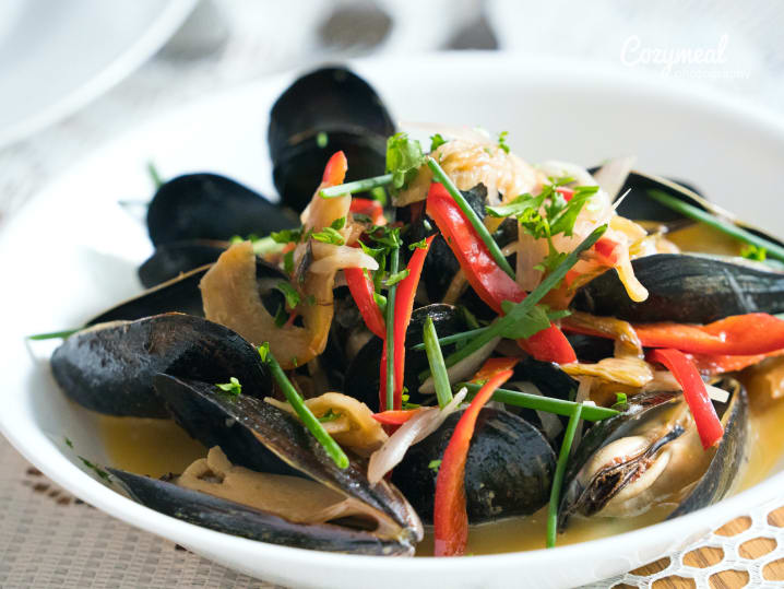 sauteed mussels with toast points