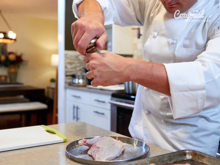 seasoning chicken quarter with salt