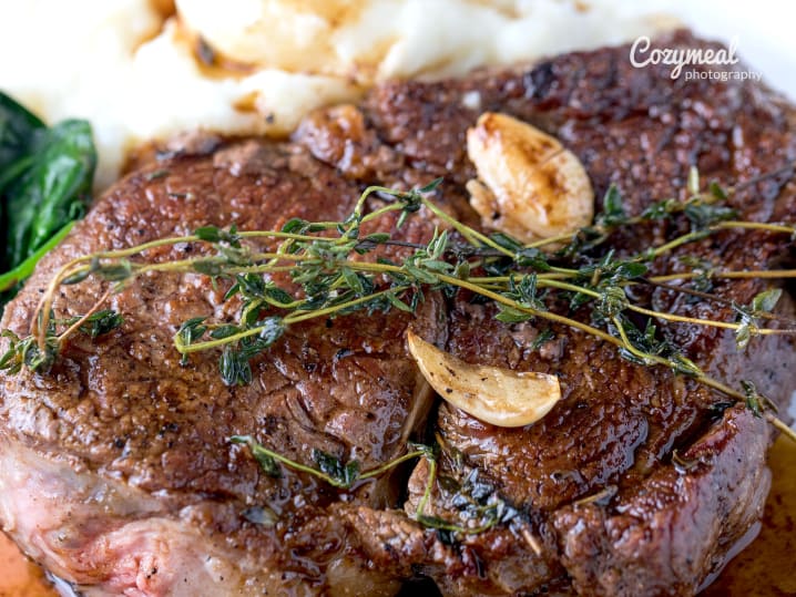 sirloin steak with bordelaise sauce and mashed potatoes