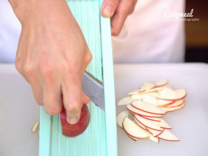 slicing apples