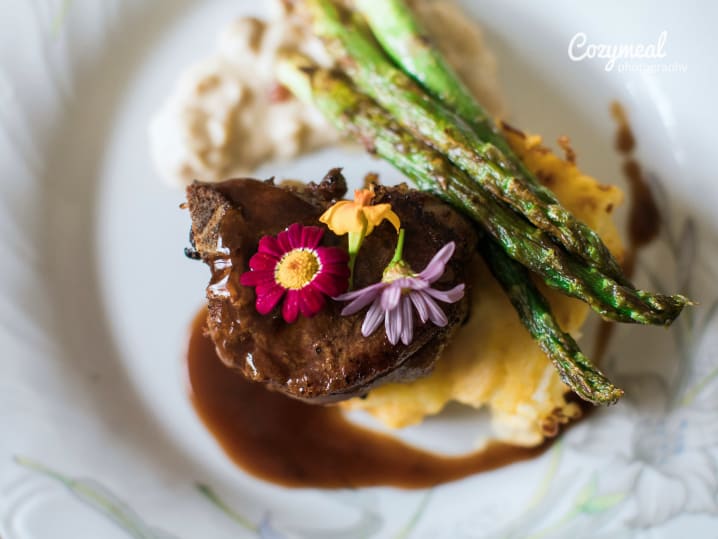 sous vide steak and mashed potatoes and asparagus