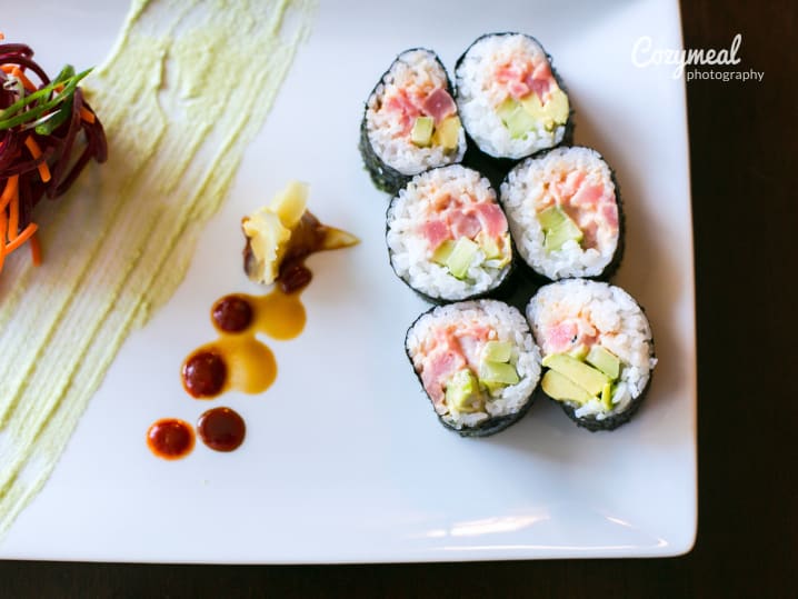 spicy tuna roll with avocado