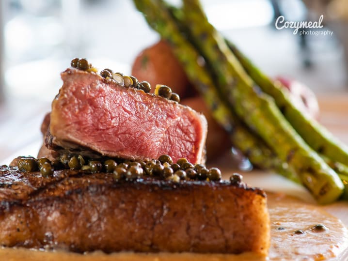 steak au poivre with asparagus