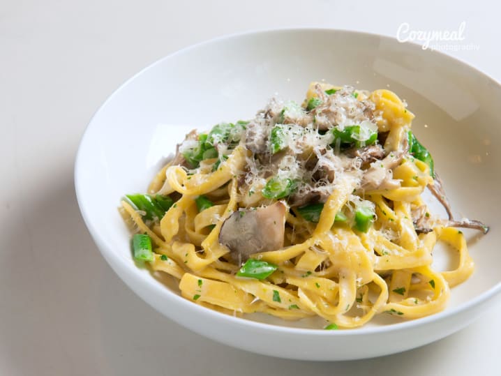 tagliatelle with mushrooms and asparagus