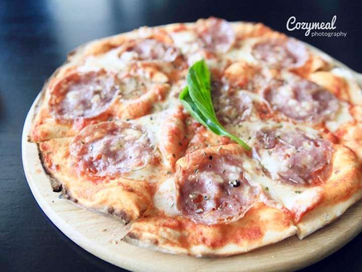 vegan pepperoni pizza