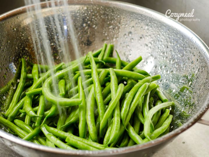 washing fresh green beans or haricots verts
