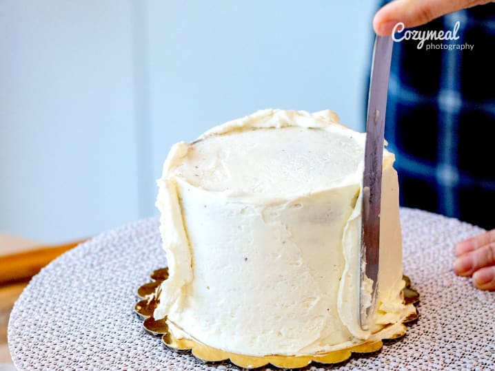 winter cake frosting a cake