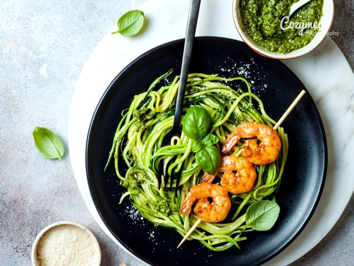 zucchini noodles with pesto and prawns