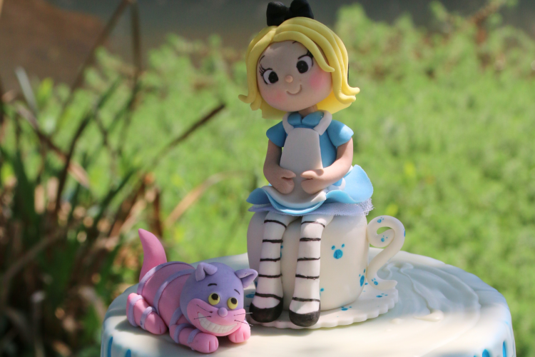 Cheshire cat on cake