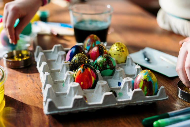 How to paint easter eggs with Glitter