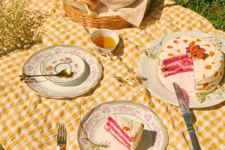 A beautiful Cottage core picnic for this wedding theme.