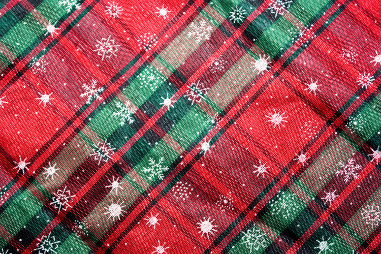 Plaid Table Runner Christmas Decor Idea