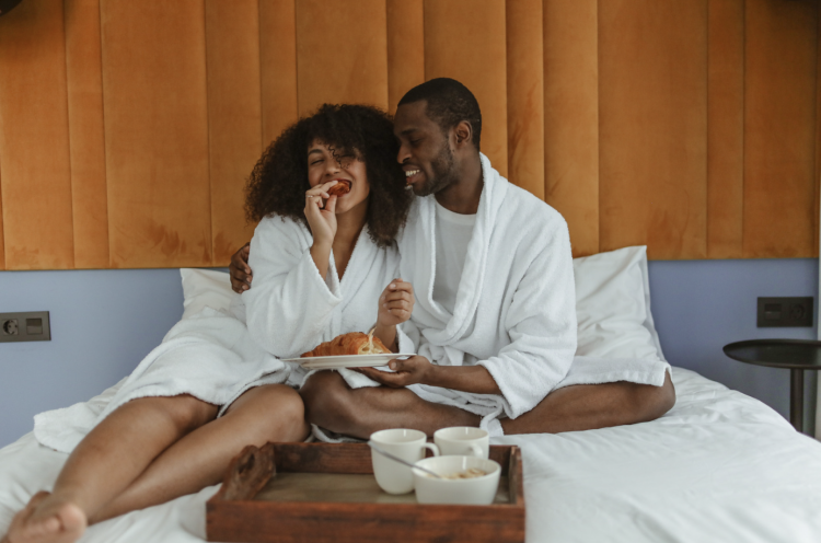 couple having staycation as experience gift in Chicago