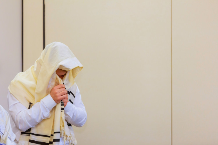 jewish man praying