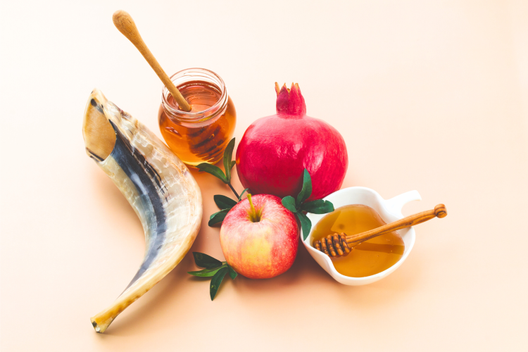 shofar, apples, honey for rosh hashanah