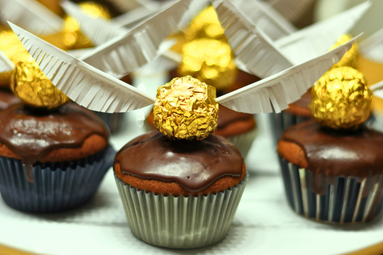 Golden Snitch cupcake in Harry Potter