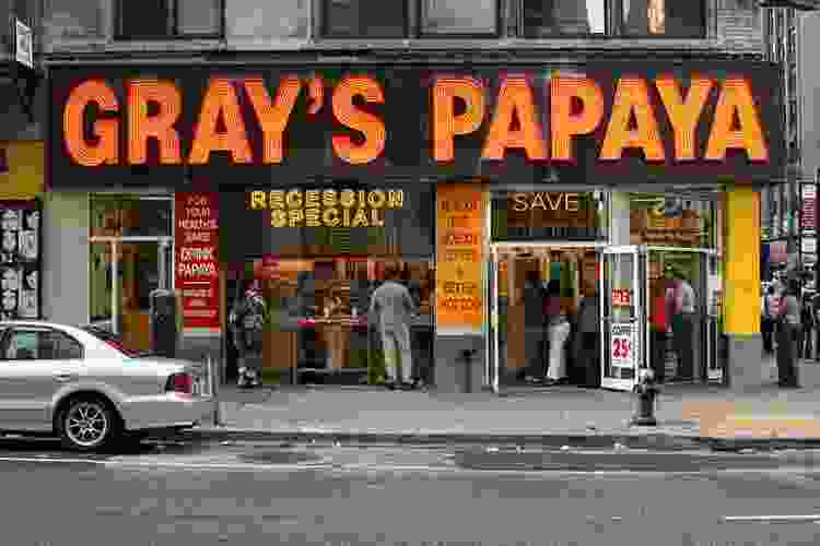 gray 's papaya jest jedną z najbardziej lubianych restauracji anthony' ego Bourdaina w Nowym Jorku's papaya is one of anthony bourdain's most loved NYC restaurants