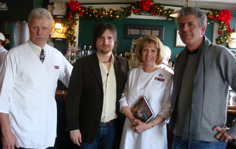 Anthony bourdain mit dem Stab von schwabl's in buffalo's in buffalo