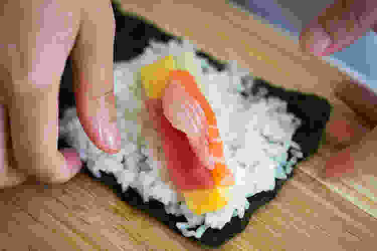 Un corso di sushi hand roll è un evento di compleanno unico