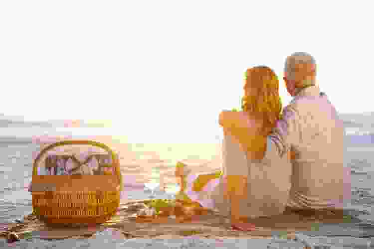 romantic beach picnic anniversary date idea