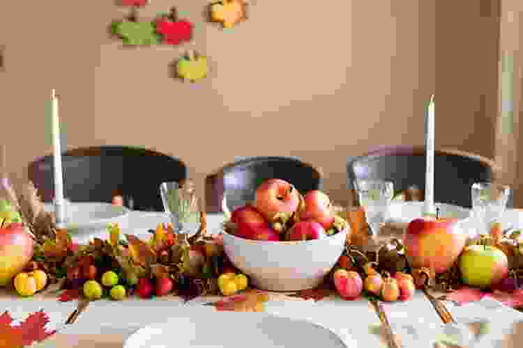 Make an apple garlad for Thanksgiving table decor