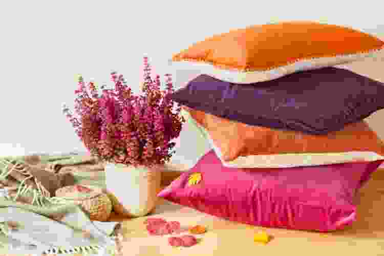 Autumnal throw pillows are easy Thanksgiving decoration ideas