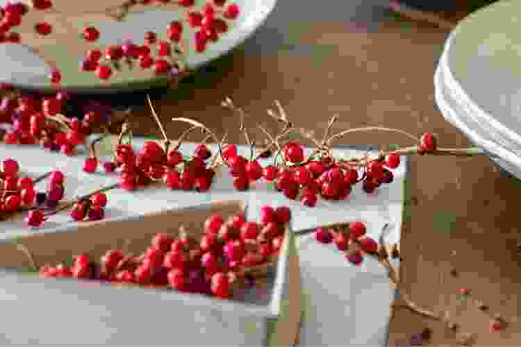 Foraged berries makes for pretty Thanksgiving table decor