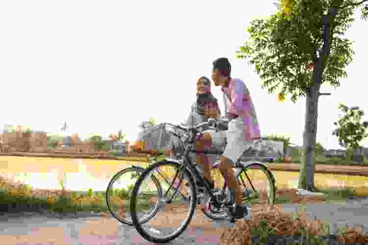 couple riding bikes