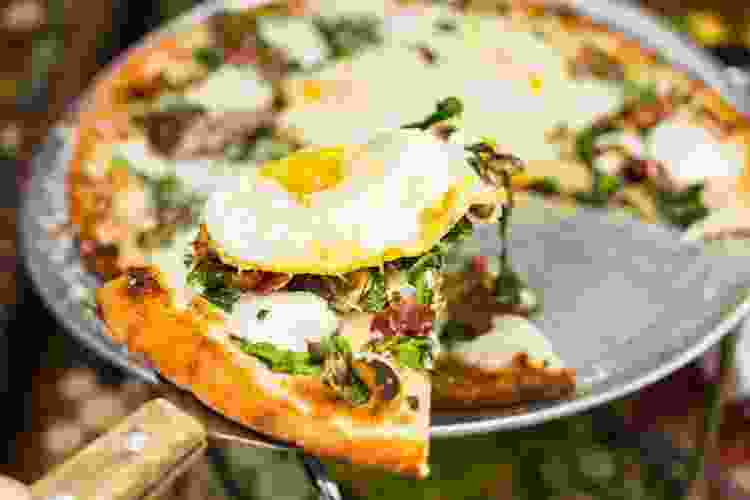 breakfast pizza with egg