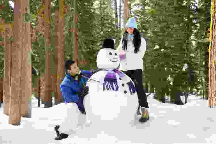 building a snowman Christmas date idea