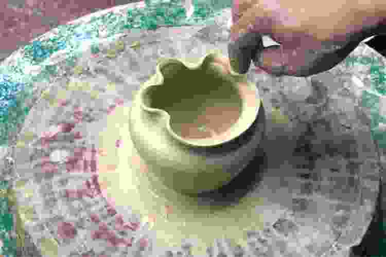 collaring method of wheel throwing pottery