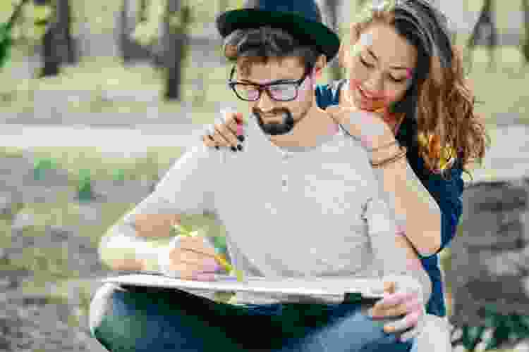 couple drawing together in the park