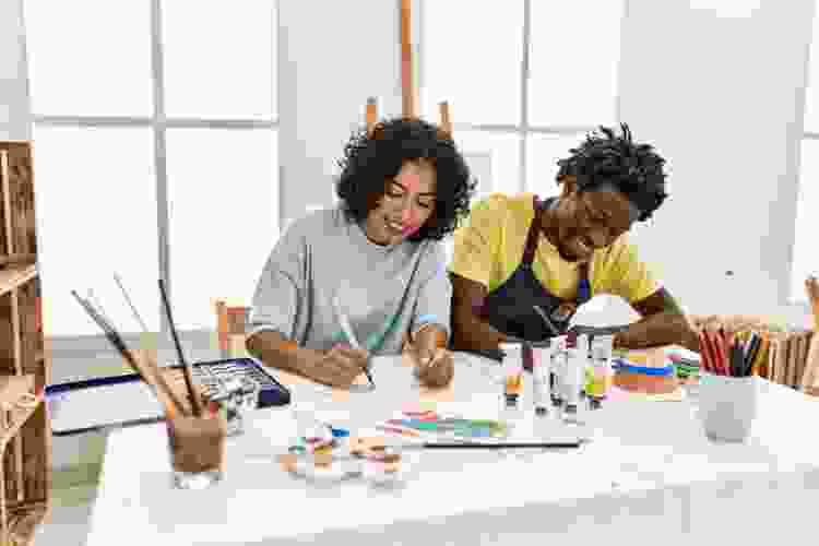 couple painting together in art class