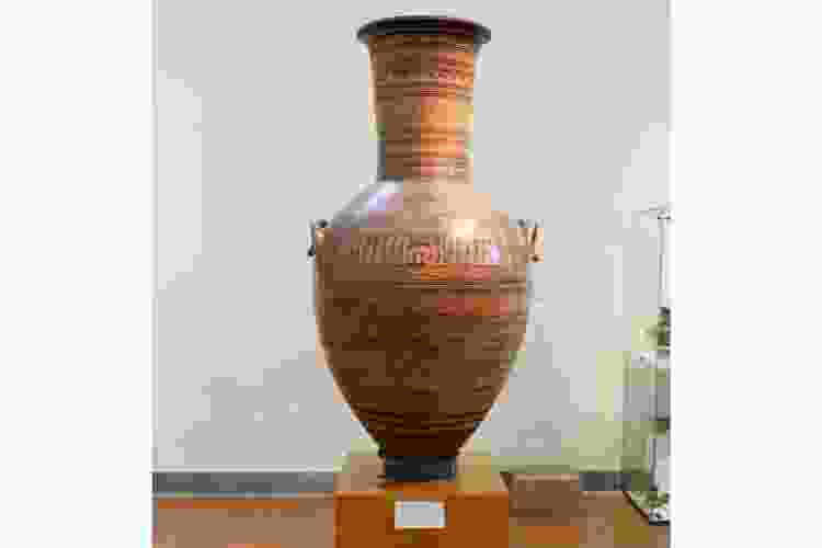 Dipylon amphora