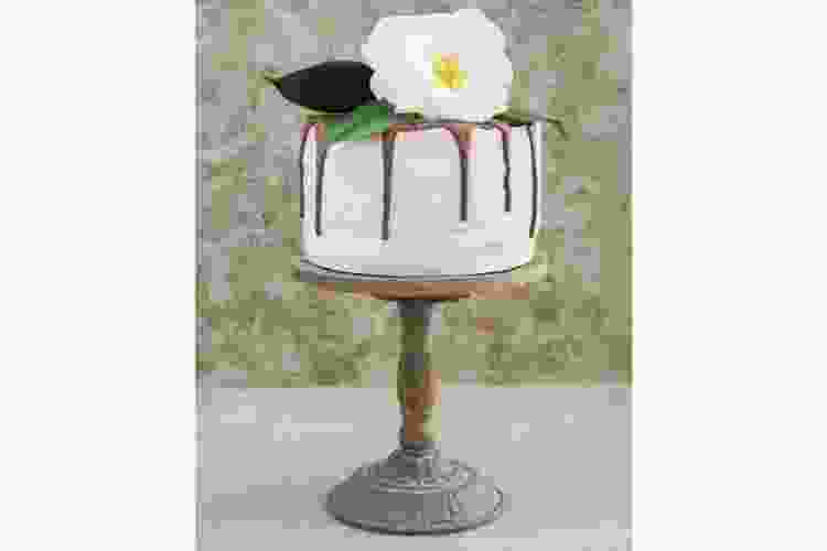 Dripping design cake
