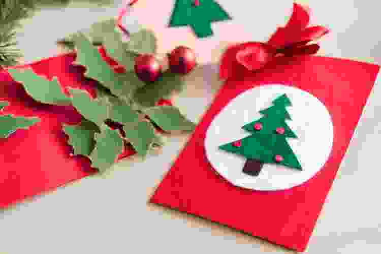 This Christmas card idea uses felt as decoration. 