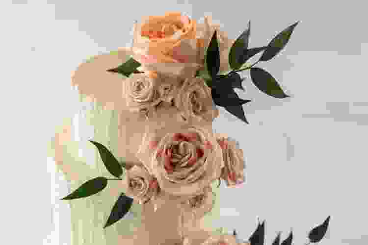 Floral wall wedding cake ideas