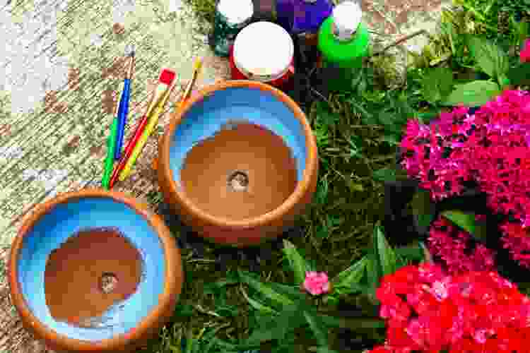 painting terracotta flower pots with blue paint