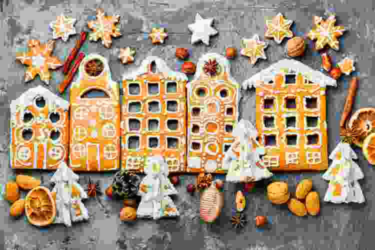 Decorated gingerbread pieces