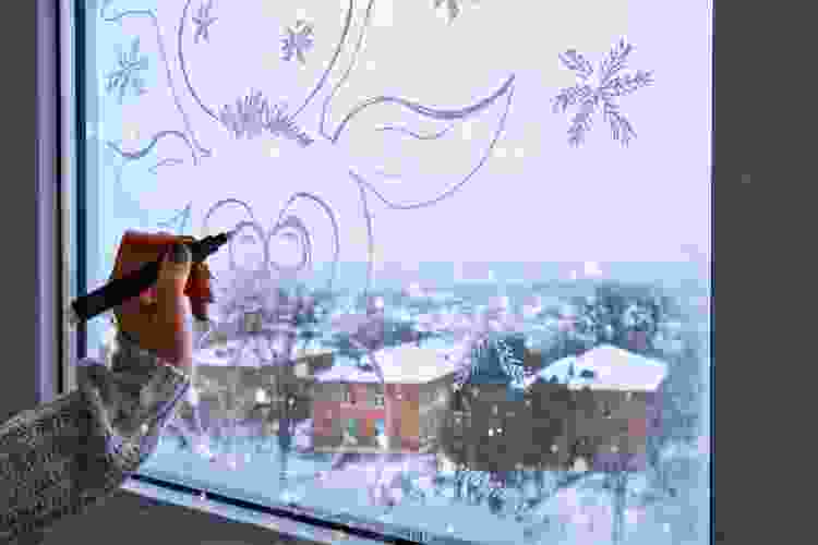 painting reindeer on window