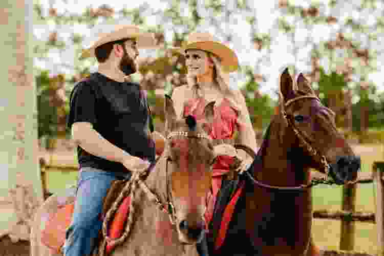 couple horseback riding date idea in Tyler