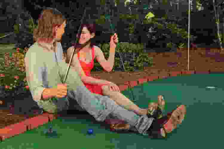 mini golf couple