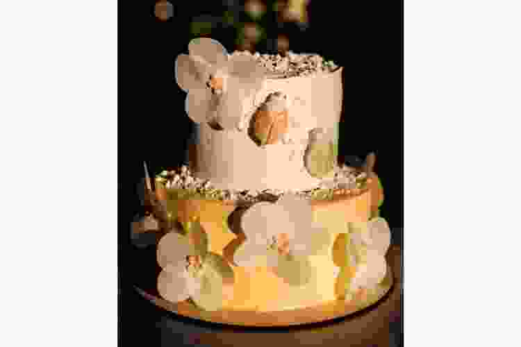 Mixed effect wedding cake ideas