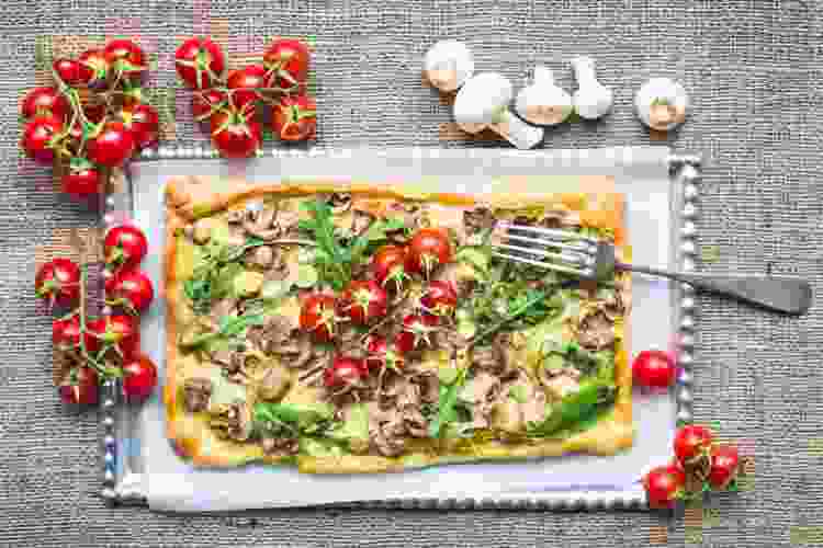 pizza with mushrooms and arugula