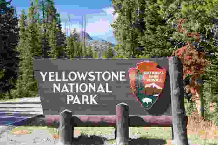 yellowstone national park entrance sign