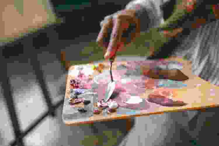 mixing oil paint colors on palette with spatula